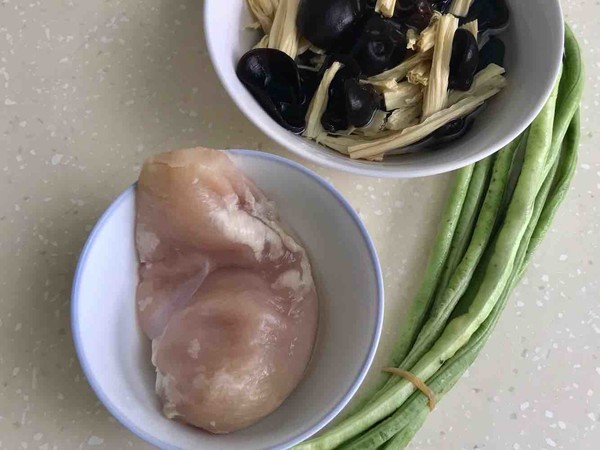 腐竹木耳炒雞肉的做法-咸鮮味炒菜譜