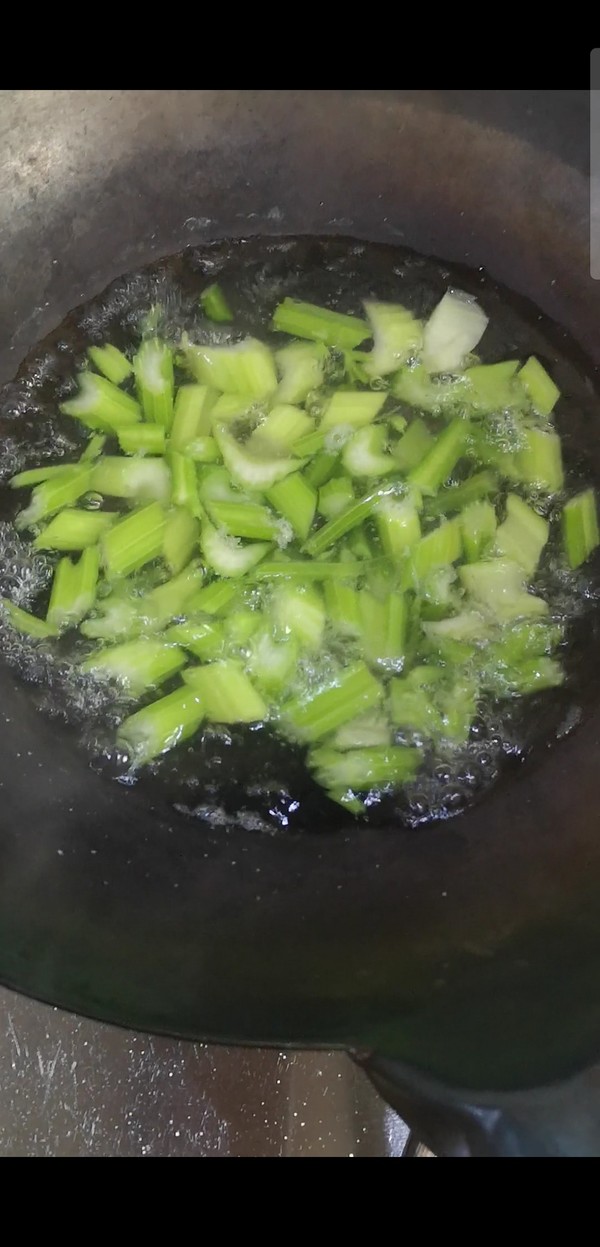 西芹百合炒蝦仁的做法-家常味炒菜譜