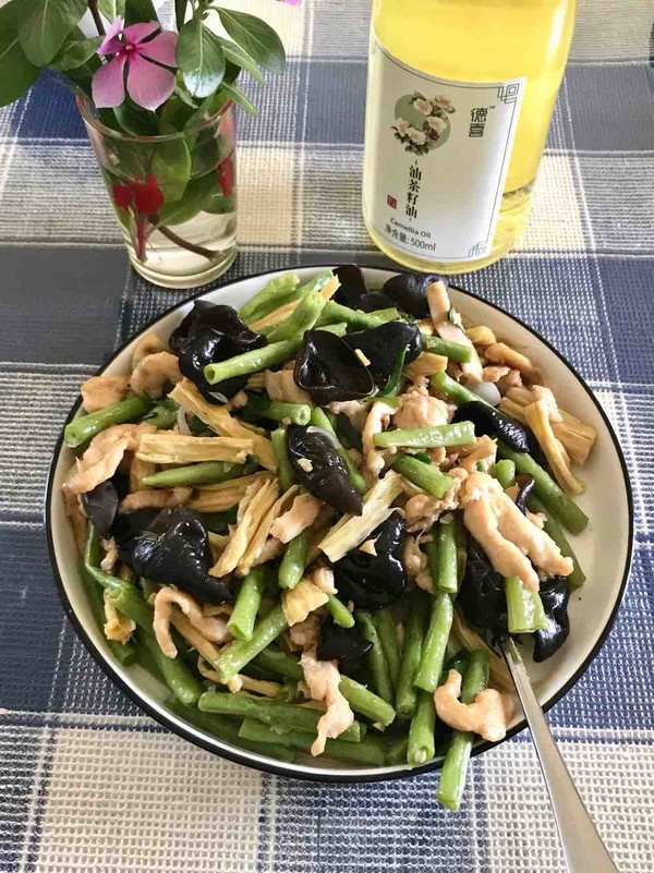 腐竹木耳炒雞肉的做法-咸鮮味炒菜譜