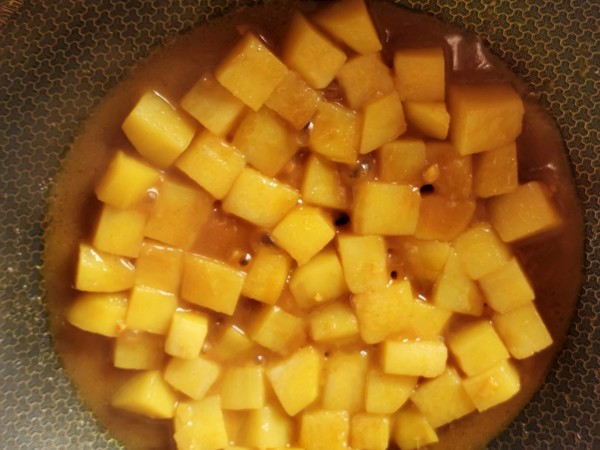 土豆咖喱塊的做法-家常味炒菜譜