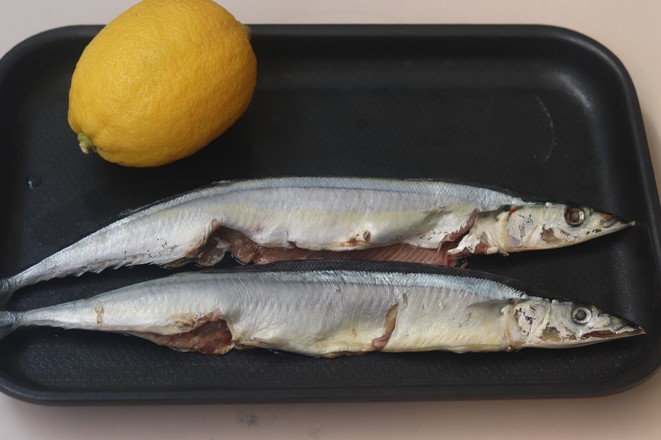檸檬香煎秋刀魚的做法-咸鮮味煎菜譜