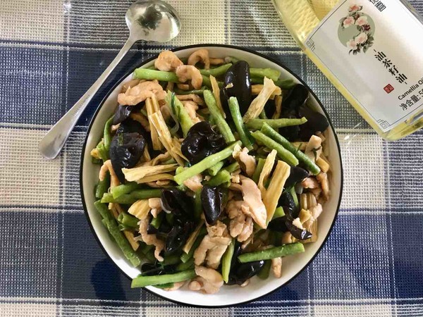 腐竹木耳炒雞肉的做法-咸鮮味炒菜譜