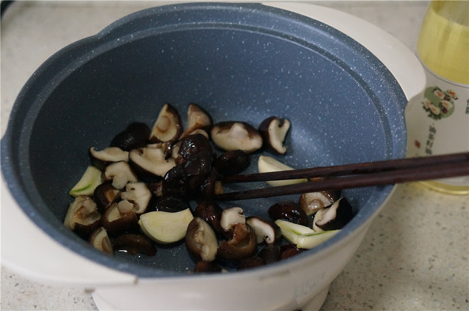 香菇凍豆腐燜牛肉丸的做法-家常味煮菜譜-易網健康養生網 香菇凍豆腐燜牛肉丸的做法-家常味煮菜譜