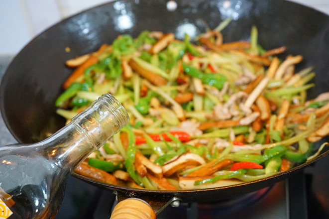 青椒炒香干的做法-香辣味炒菜譜