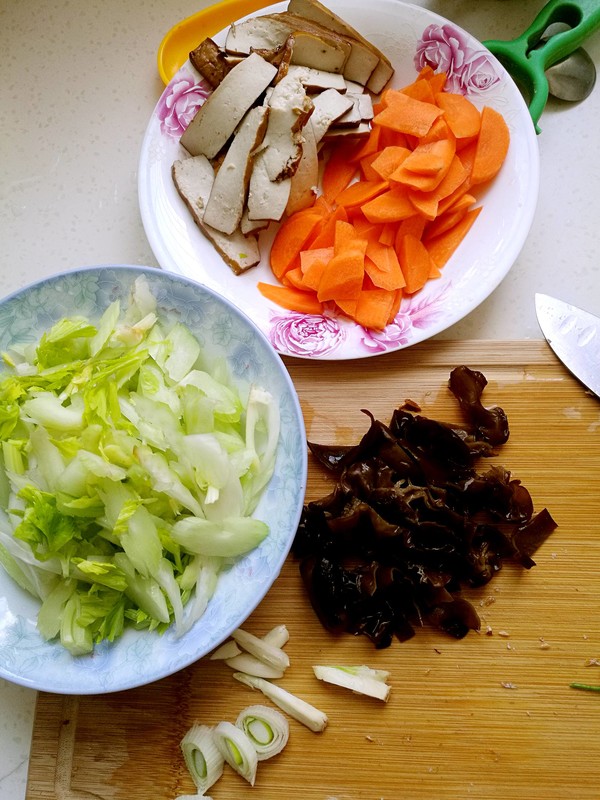 胡蘿卜炒黑木耳的做法-家常味炒菜譜