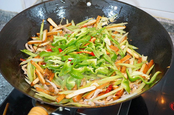 青椒炒香干的做法-香辣味炒菜譜