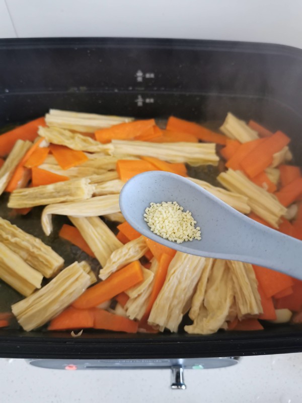 胡蘿卜炒腐竹的做法-家常味炒菜譜