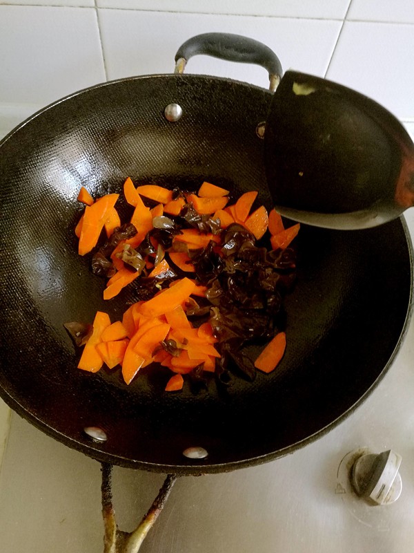 胡蘿卜炒黑木耳的做法-家常味炒菜譜