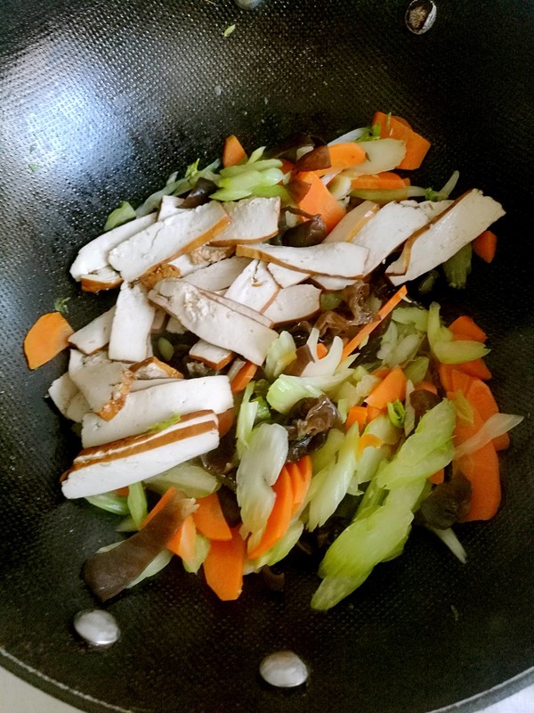 胡蘿卜炒黑木耳的做法-家常味炒菜譜