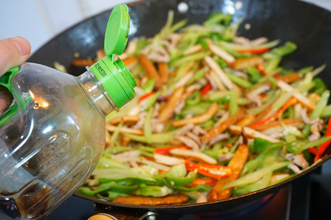 青椒炒香干的做法-香辣味炒菜譜