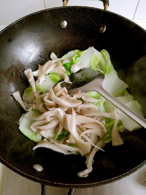 大白菜炒蘑菇的做法-家常味炒菜譜