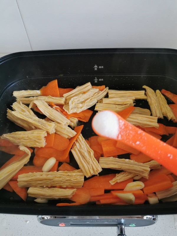 胡蘿卜炒腐竹的做法-家常味炒菜譜