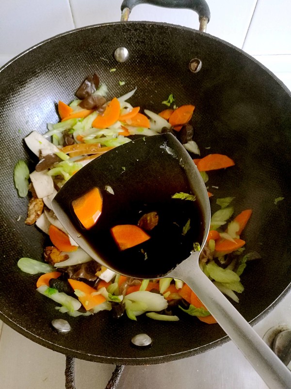 胡蘿卜炒黑木耳的做法-家常味炒菜譜