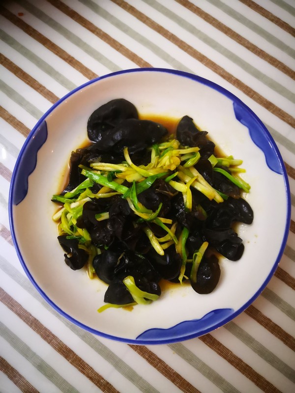 木耳炒蒜苗的做法-家常味炒菜譜