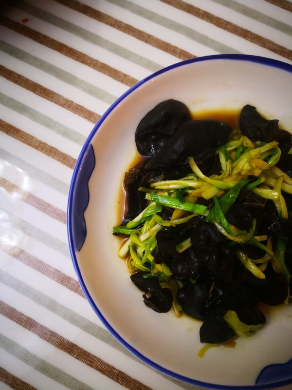 木耳炒蒜苗的做法-家常味炒菜譜