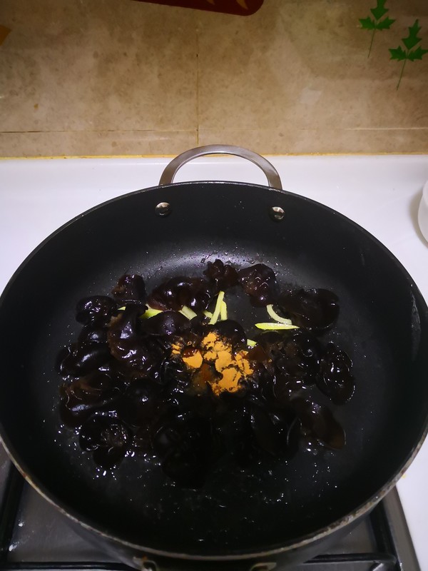 木耳炒蒜苗的做法-家常味炒菜譜