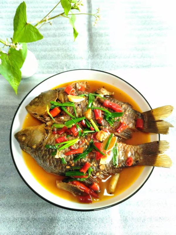 蔥燒鯽魚的做法-香辣味燒菜譜