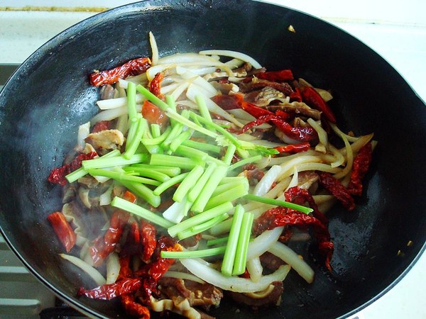 辣皮子滾牛腸的做法-香辣味炒菜譜