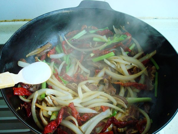 辣皮子滾牛腸的做法-香辣味炒菜譜