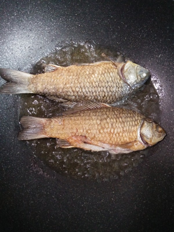 蔥燒鯽魚的做法-香辣味燒菜譜