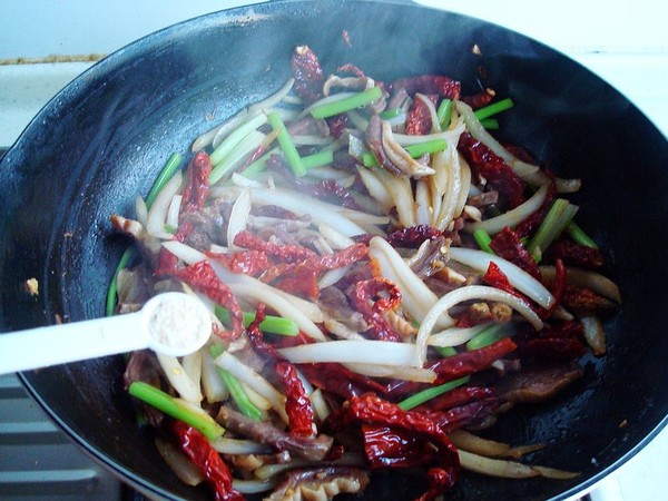 辣皮子滾牛腸的做法-香辣味炒菜譜