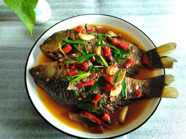 蔥燒鯽魚的做法-香辣味燒菜譜