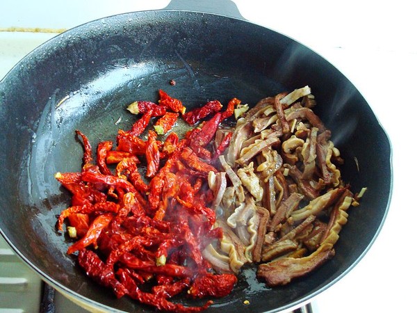 辣皮子滾牛腸的做法-香辣味炒菜譜