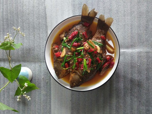 蔥燒鯽魚的做法-香辣味燒菜譜