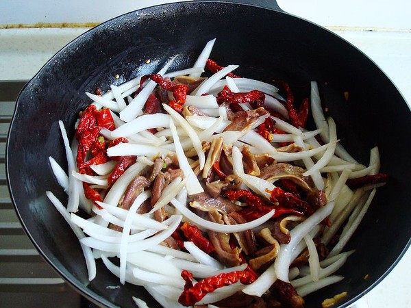 辣皮子滾牛腸的做法-香辣味炒菜譜