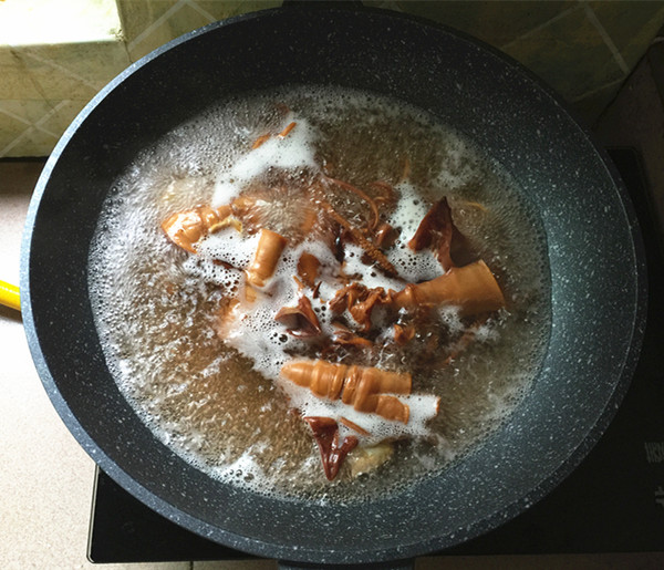 五花肉燒魷魚的做法-咸鮮味燒菜譜