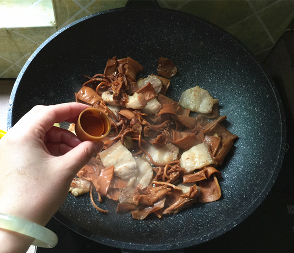 五花肉燒魷魚的做法-咸鮮味燒菜譜