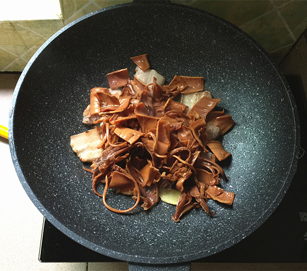 五花肉燒魷魚的做法-咸鮮味燒菜譜