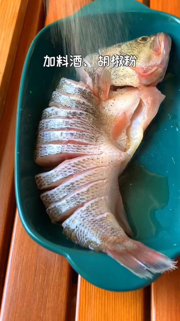 砂鍋燉鱸魚的做法-家常味炒菜譜-易網健康養生網 砂鍋燉鱸魚的做法-家常味炒菜譜