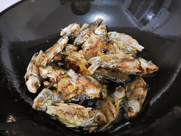 香酥鯽魚仔的做法-香辣味炸菜譜
