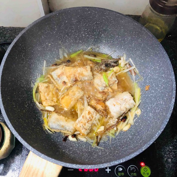 紅燒帶魚的做法-香辣味燒菜譜