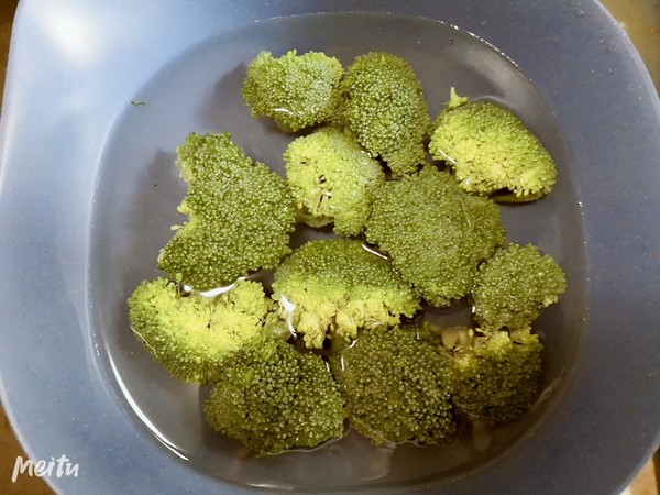 百合炒西蘭花的做法-咸鮮味炒菜譜-易網(wǎng)<a href=http://www.gyfww.com/ target=_blank class=infotextkey>健康養(yǎng)生</a>網(wǎng) 百合炒西蘭花的做法-咸鮮味炒菜譜