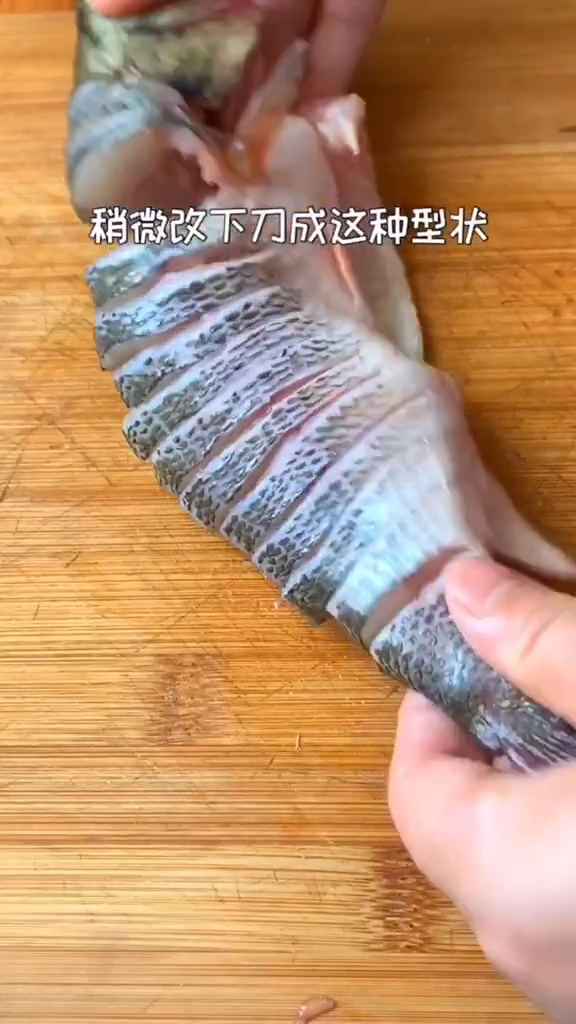 砂鍋燉鱸魚的做法-家常味炒菜譜-易網<a href=http://www.gyfww.com/ target=_blank class=infotextkey>健康養生</a>網 砂鍋燉鱸魚的做法-家常味炒菜譜