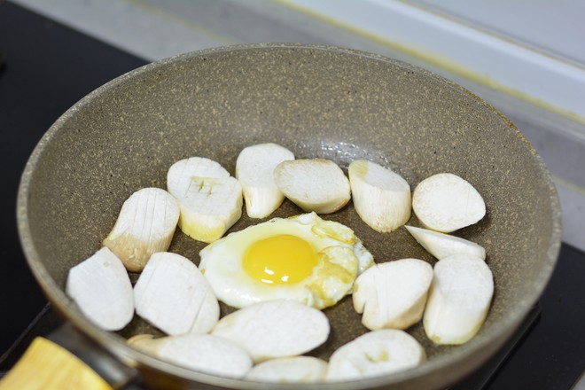 杏鮑菇腐乳煎蛋的做法-家常味煎菜譜