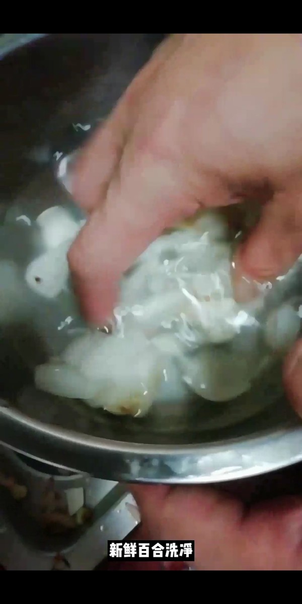 西芹木耳炒百合的做法-家常味炒菜譜