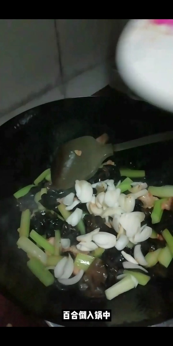 西芹木耳炒百合的做法-家常味炒菜譜