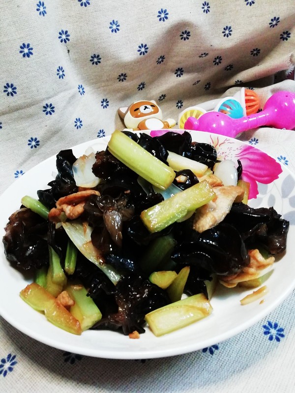 西芹木耳炒百合的做法-家常味炒菜譜