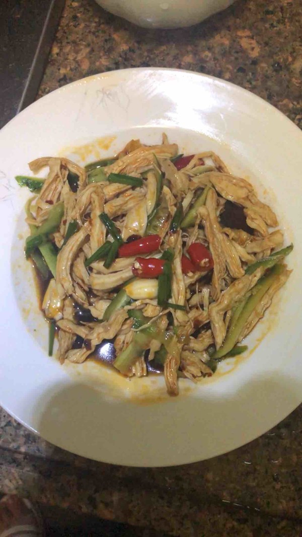 涼拌雞絲的做法-香辣味煮菜譜