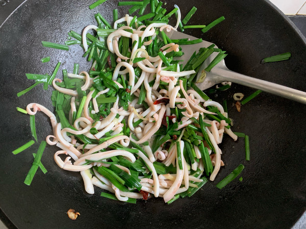 韭菜炒魷魚的做法-咸鮮味炒菜譜