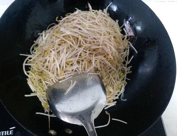 爆炒。酸辣綠豆芽的做法-咸鮮味炒菜譜