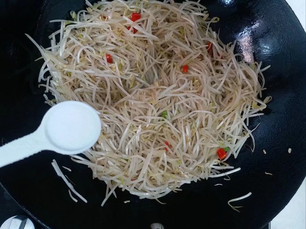 爆炒。酸辣綠豆芽的做法-咸鮮味炒菜譜