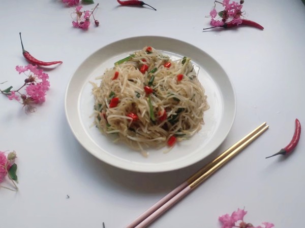 爆炒。酸辣綠豆芽的做法-咸鮮味炒菜譜