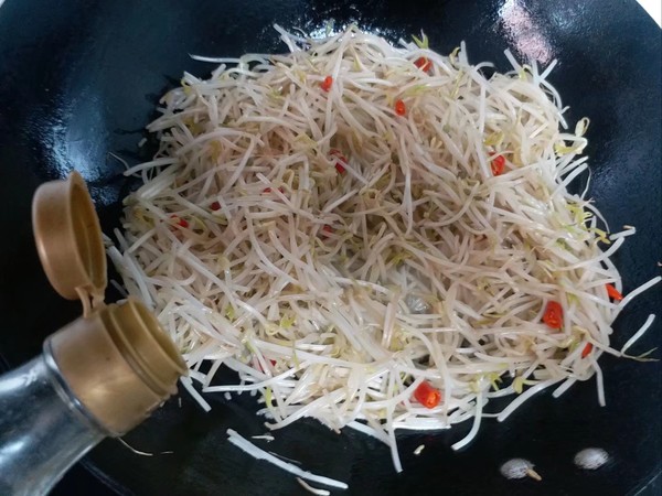 爆炒。酸辣綠豆芽的做法-咸鮮味炒菜譜