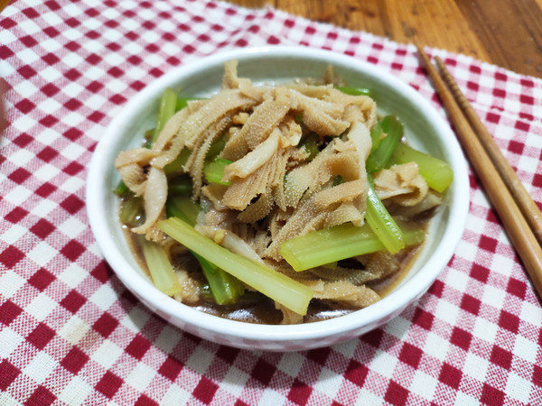 西芹涼拌牛百葉的做法-家常味拌菜譜