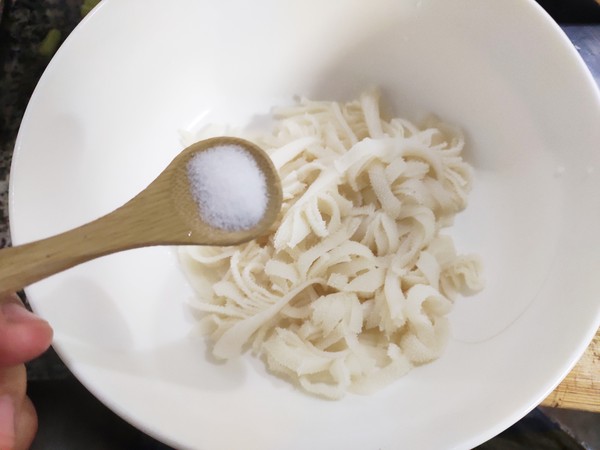 西芹涼拌牛百葉的做法-家常味拌菜譜