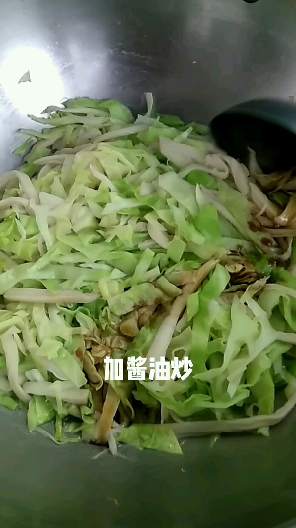 杏鮑菇炒圓白菜的做法-家常味炒菜譜